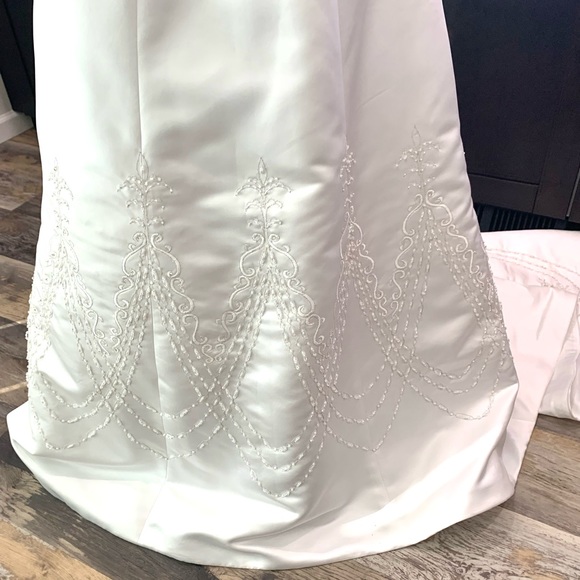 🚫SOLD🚫Gorgeous beaded White Scalloped Bodice wedding gown Sz 10 - Picture 11 of 12